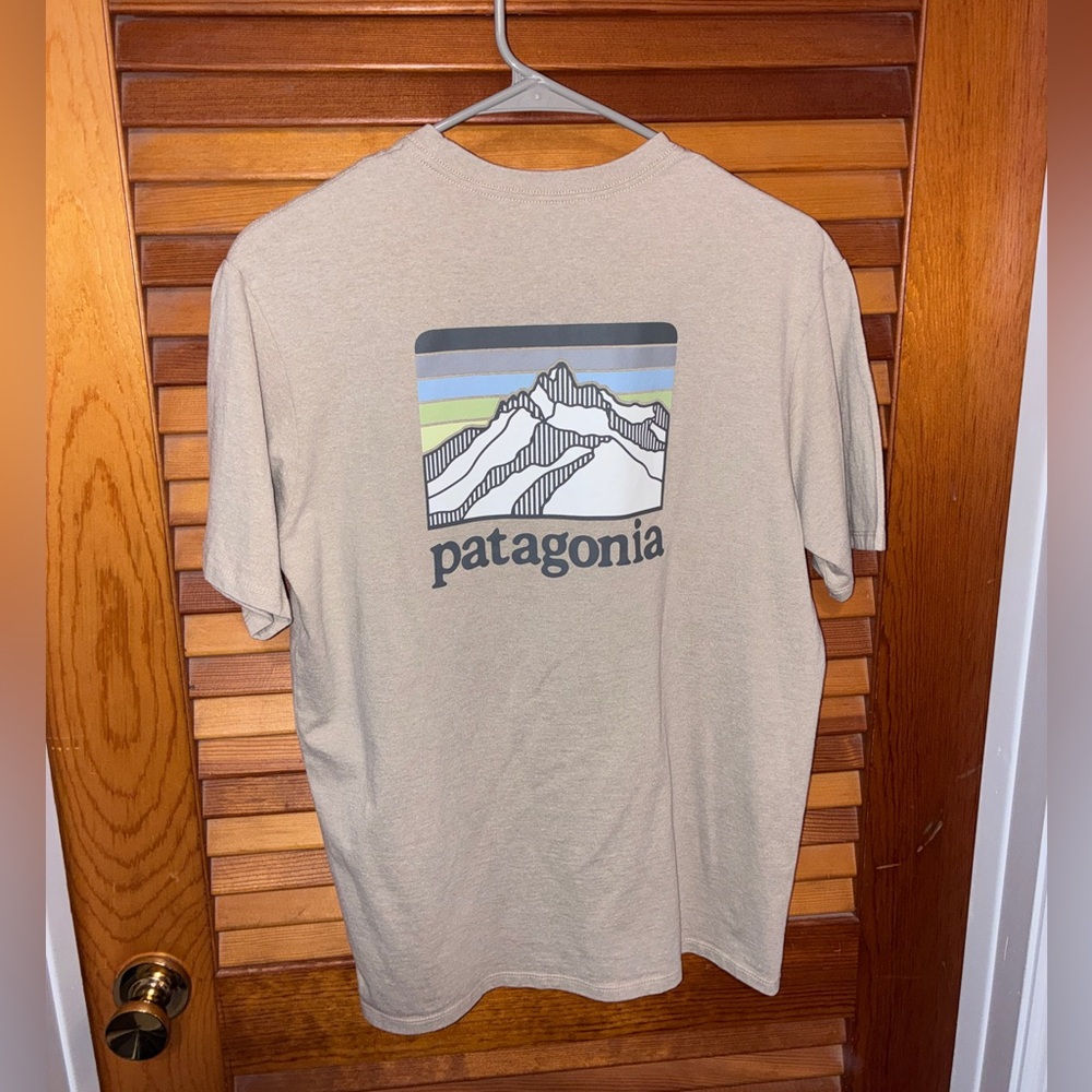 Patagonia Men’s Line Logo Ridge Pocket Responsibili-Tee, tan - size small